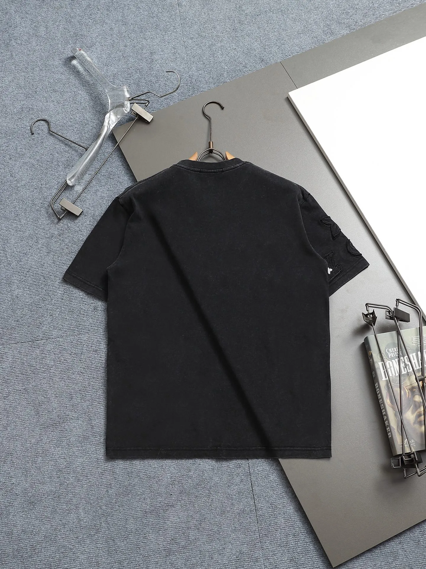 🅿️230 𝗟𝗼𝘂𝗶𝘀 𝗩𝘂𝗶𝘁𝘁𝗼𝗻/LV Louis Vuitton classic presbyopic LOGO patch embroidery🪡 logo 300g round neck heavy industry logo brand short sleeves official synchronization 1:1 original model opening fashion personality versatile trend pure original quality original washed fabric Hang tag Collar label Washed wheat Complete with three labels Color: white. Washed black Size: 𝐒-𝐗𝐋
